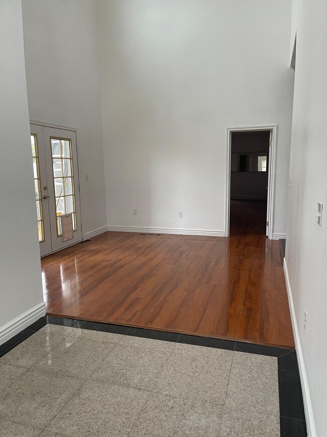 Building Photo - 326 S Euclid St