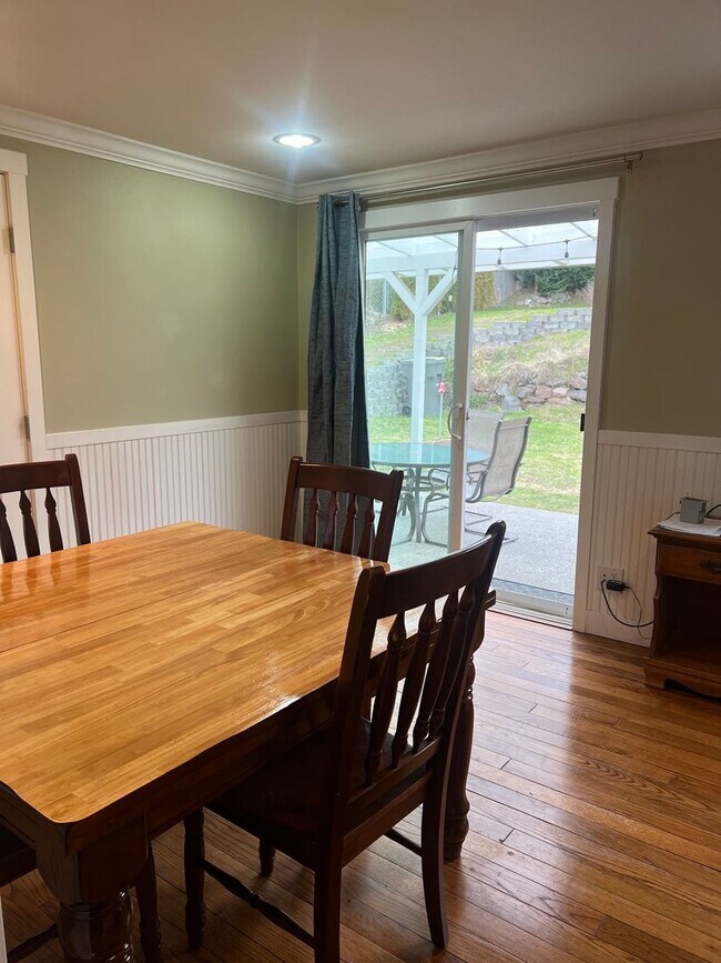 Building Photo - Renton 2 bedroom 1 bath home available now!