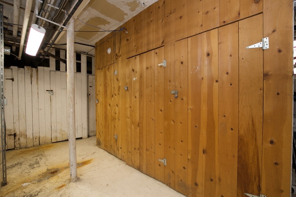Building Photo - 837 W Cornelia Ave
