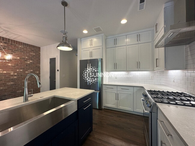 Building Photo - 3 Bed 3.5 Bath Townhome in NODA
