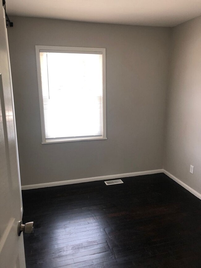 Building Photo - 3331 N Valleyview Dr
