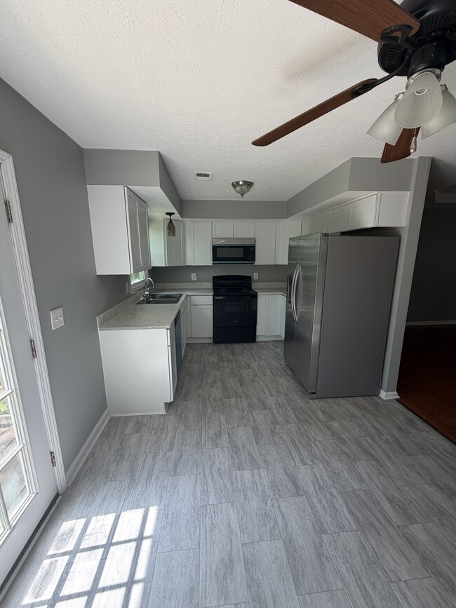 Building Photo - 127 Springhill Dr