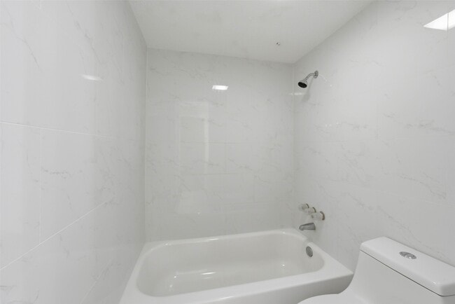 Building Photo - 2100 Tanglewilde St