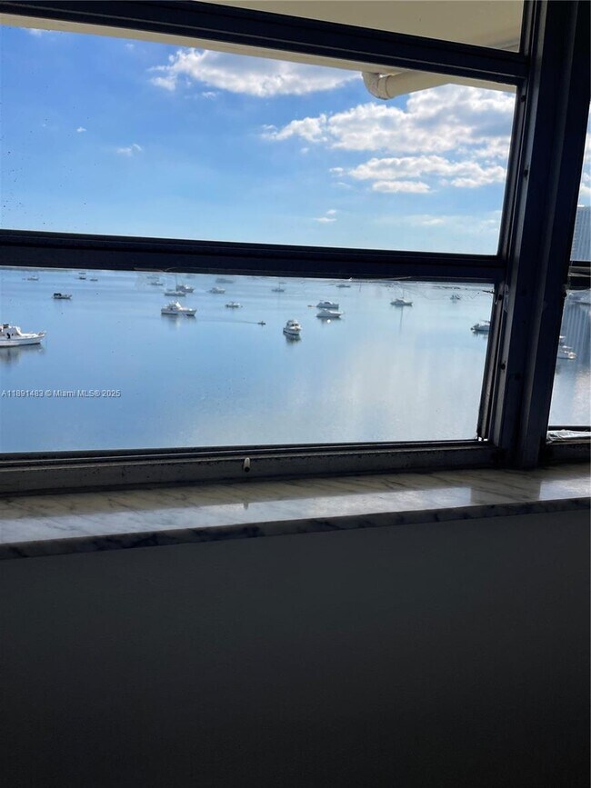 Building Photo - 2910 Point E Dr