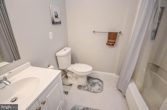 Building Photo - 27 Cross Country Ct