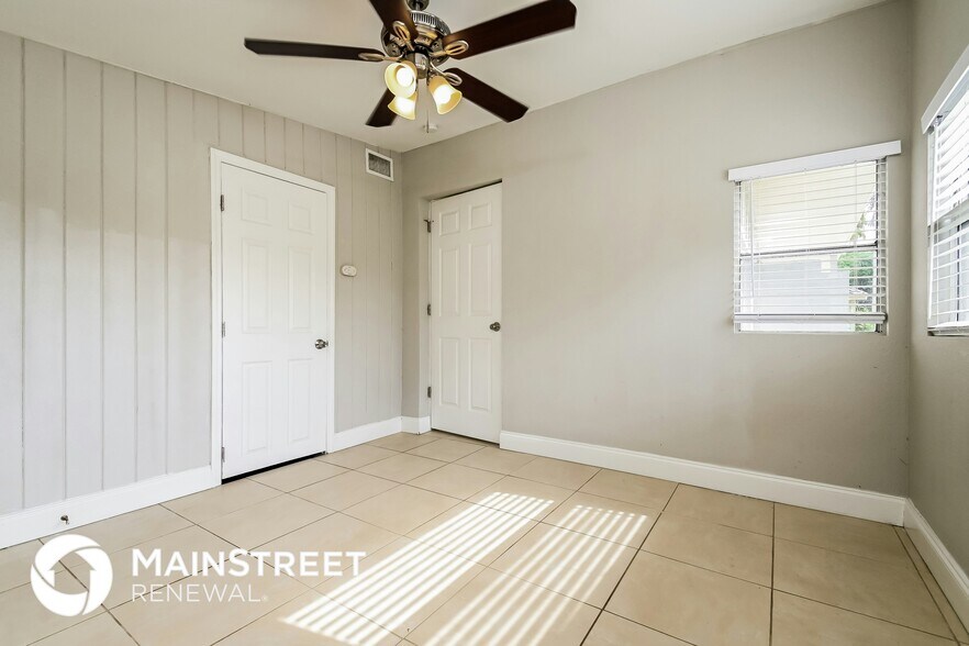 Building Photo - 3521 Schwalbe Dr