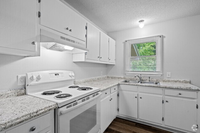 Building Photo - Fully Renovated Townhome!
