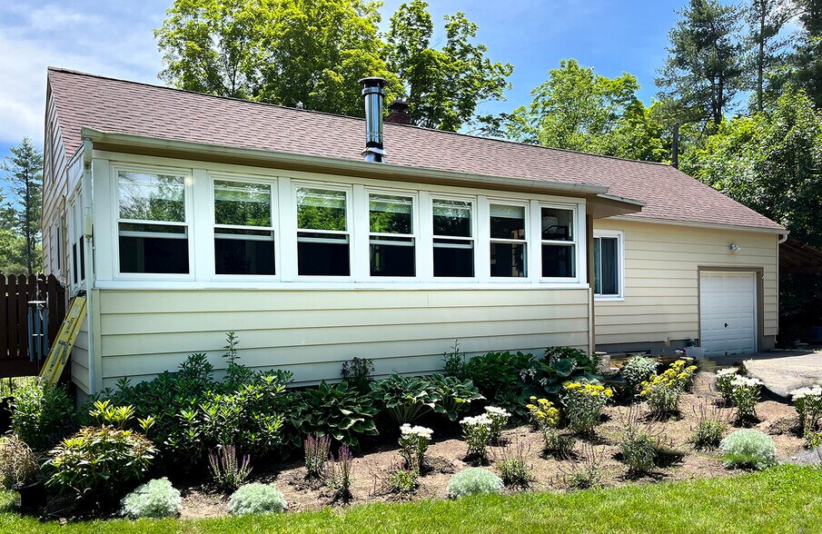 Building Photo - 1343 NY-212