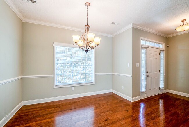 Building Photo - West Hills House 3BR/ 2.5BA, 2 Car garage, primary bedroom on main level