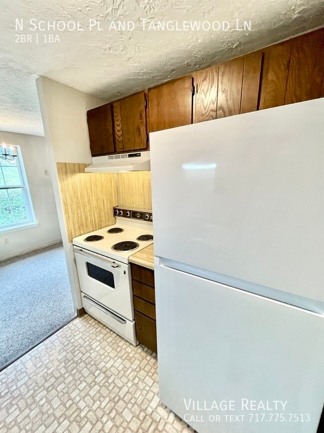 Building Photo - 305 N School Pl