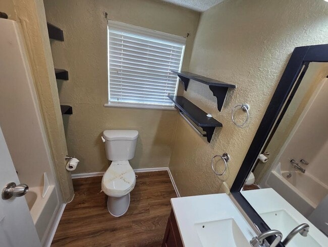 Building Photo - 1211 3rd St