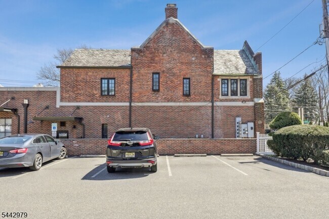 Building Photo - 1 Laurel Pl
