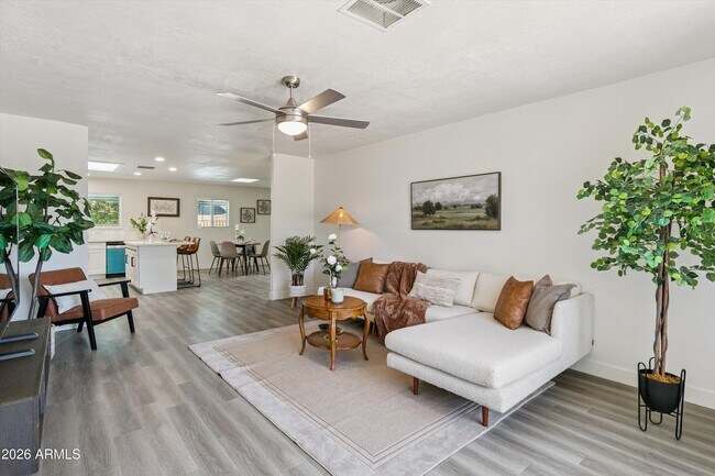 Building Photo - 3020 W Hartford Dr