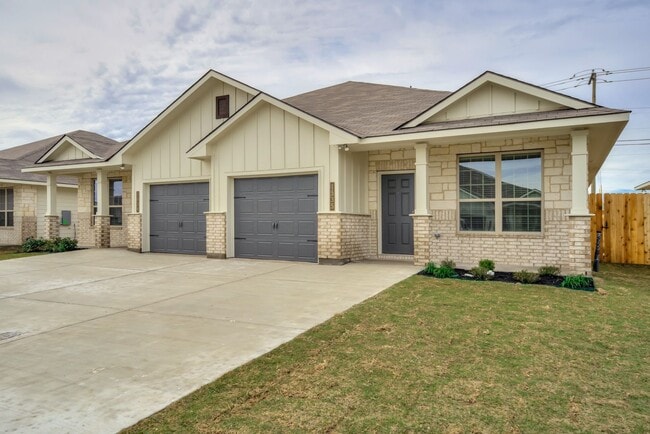 Primary Photo - Bright & Cozy Duplex