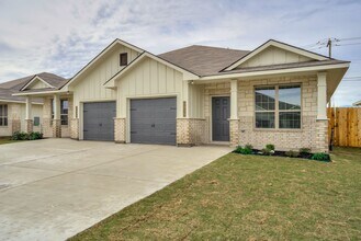 Building Photo - Bright & Cozy Duplex