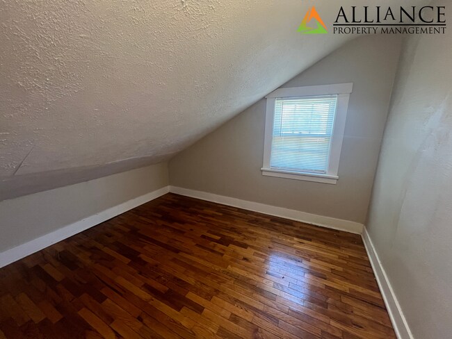 Building Photo - Charming 3 Bed  w/ Bonus Room Home ~ Great Location!