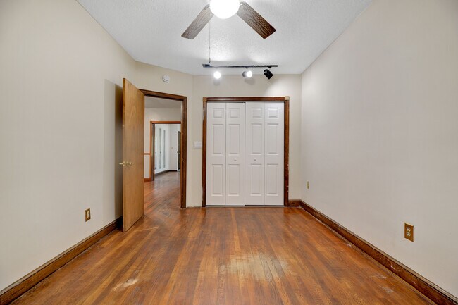 Building Photo - 1221 Raum St NE