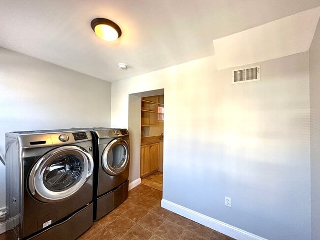 Building Photo - Charming 3 Bedroom/2.5 Bathroom Townhome in Hampden!
