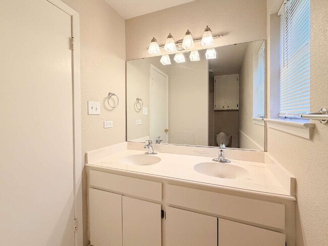 Building Photo - 3-Bedroom Home with 2 Full Baths in Crowley!