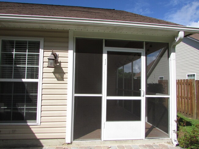 Building Photo - 3 bedroom, 2 bath with Bonus room - Hampst...