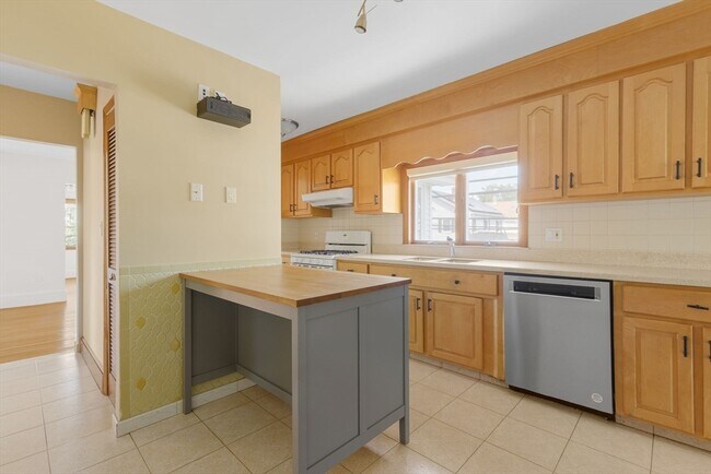 Building Photo - 13 Rawson Rd