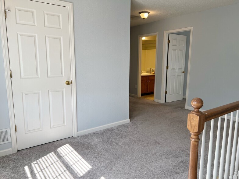 Building Photo - 2282 Middle View Dr