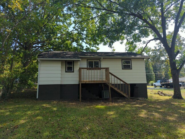 Building Photo - Coming Soon! Cute Renovated House