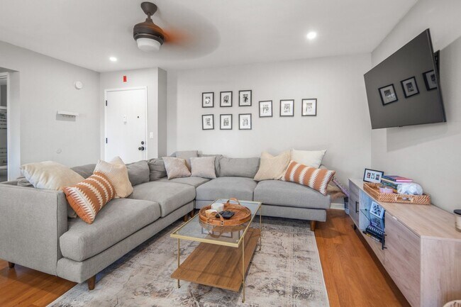 Building Photo - 7858 Cowles Mountain Ct