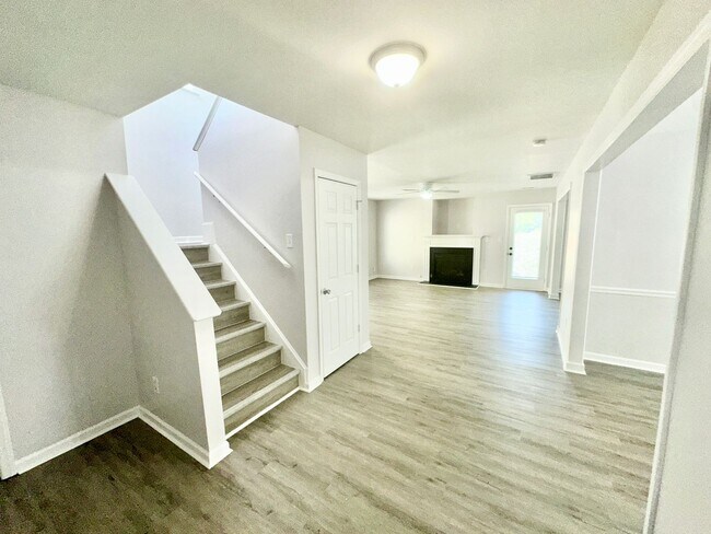 Building Photo - Updated 4BD, 2.5BA Raleigh Home With a 2-C...