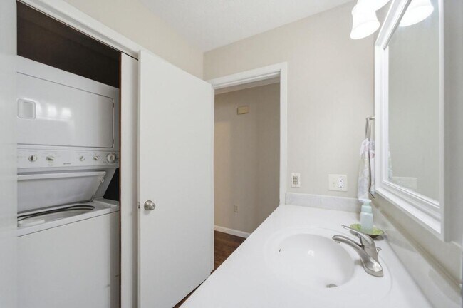 Building Photo - 392 Minga Rd