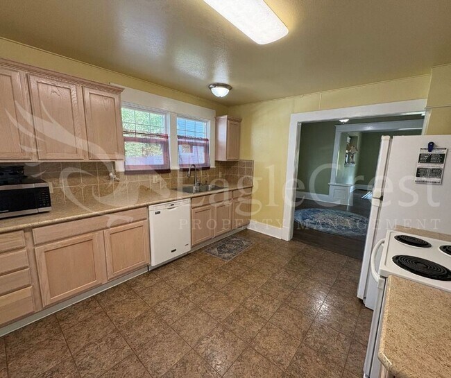 Building Photo - Three Bedroom, Two Bathroom House Near Sha...