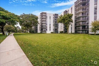 Building Photo - 3475 N Country Club Dr