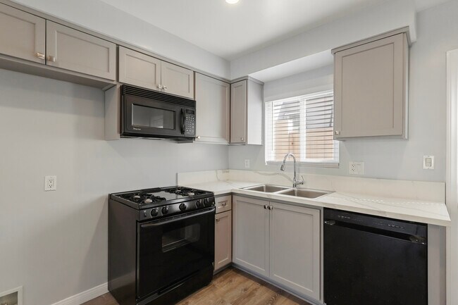 Building Photo - 2516 Voorhees Ave