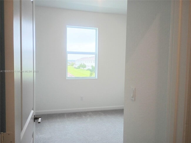 Building Photo - 329 SE Crossoak Ln