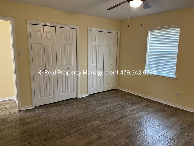 Building Photo - MOVE IN READY! Beautiful 3B/2B Newly Remod...
