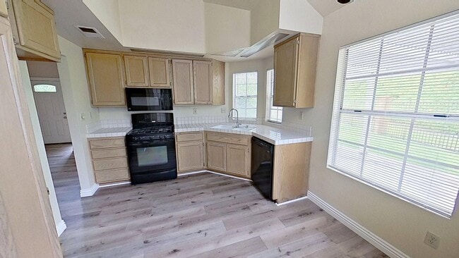 Building Photo - 806 S Sapphire Ln