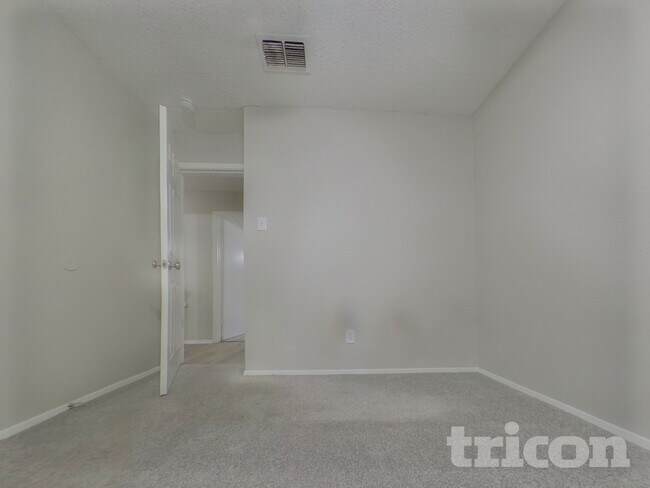 Building Photo - 6212 Douglas Dr