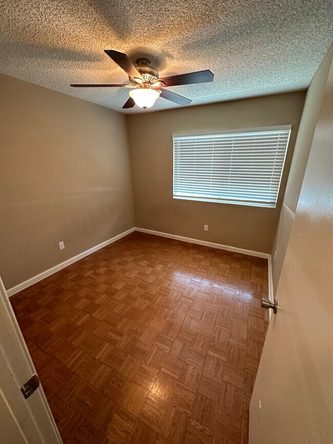 Building Photo - 917 W State St