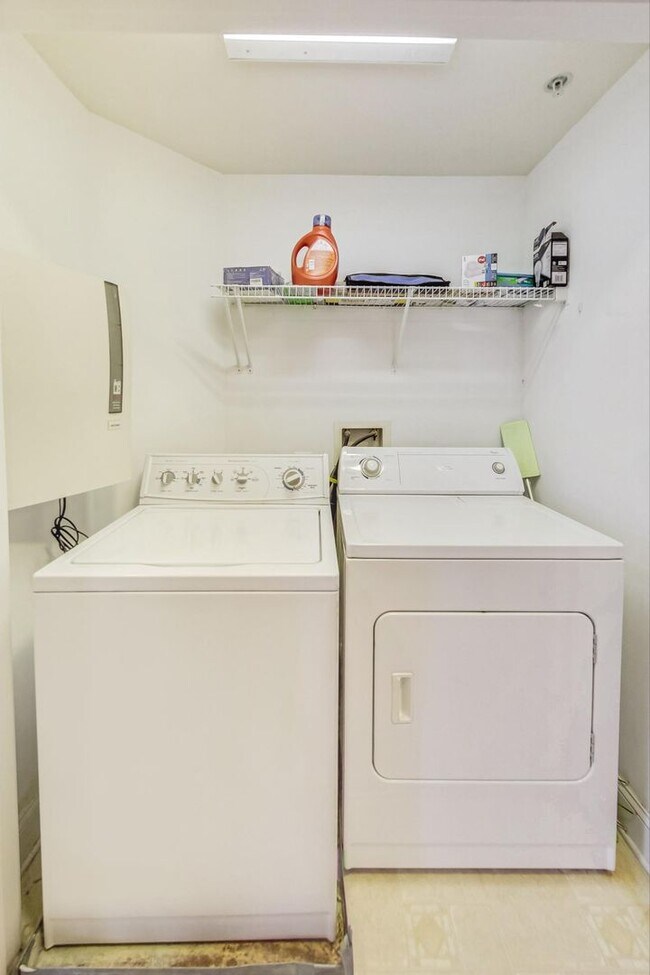 Building Photo - Beautiful two bedroom, two bathroom unit l...