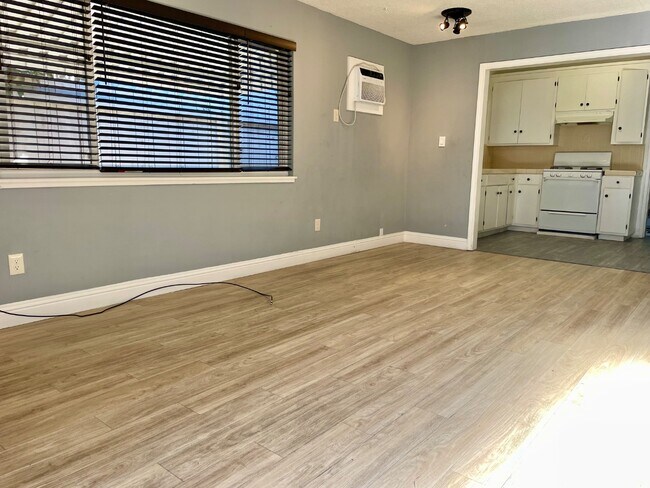 Building Photo - 3535 N San Joaquin St