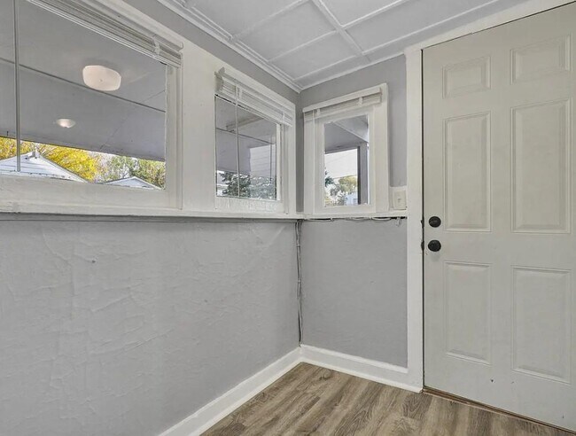 Building Photo - 405 E Hodge Ave