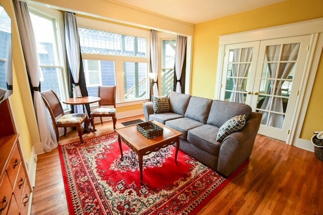 Building Photo - 1316 W Dean Ave