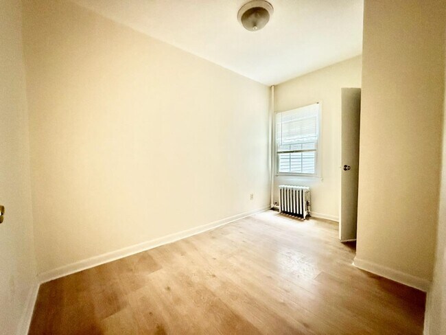 Building Photo - 318 Danforth Ave