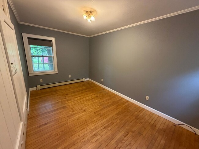 Building Photo - 3BD/1BA Single Family Home in Westbrook - Available Now