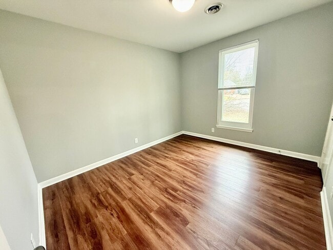 Building Photo - 3 Bedroom 1.5 Bath House w/Large Yard- Easy access to OHB and Nolensville Pk $1950