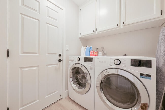 Building Photo - 236 Castellana S