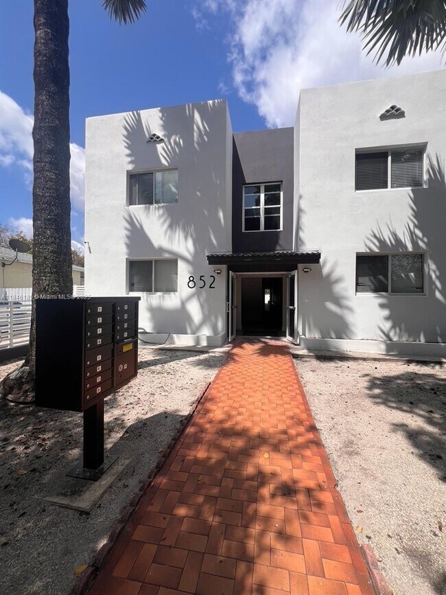 Building Photo - 852 SW 13th Ave