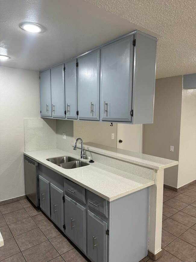 Building Photo - SE Desert Inn and Eastern!! Townhouse with 2 parking Spaces!! Recent Remodel!!