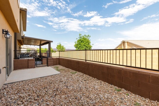 Building Photo - 4 bed | 2 1/2 bath | 2 car garage in Deser...