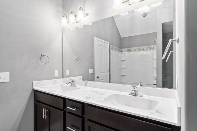 Building Photo - Pet Friendly Three Bedroom with Bonus!